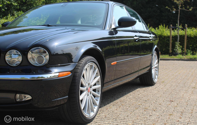 Jaguar XJ 4.2 V8 Super — photo 24