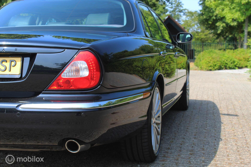Jaguar XJ 4.2 V8 Super — photo 26