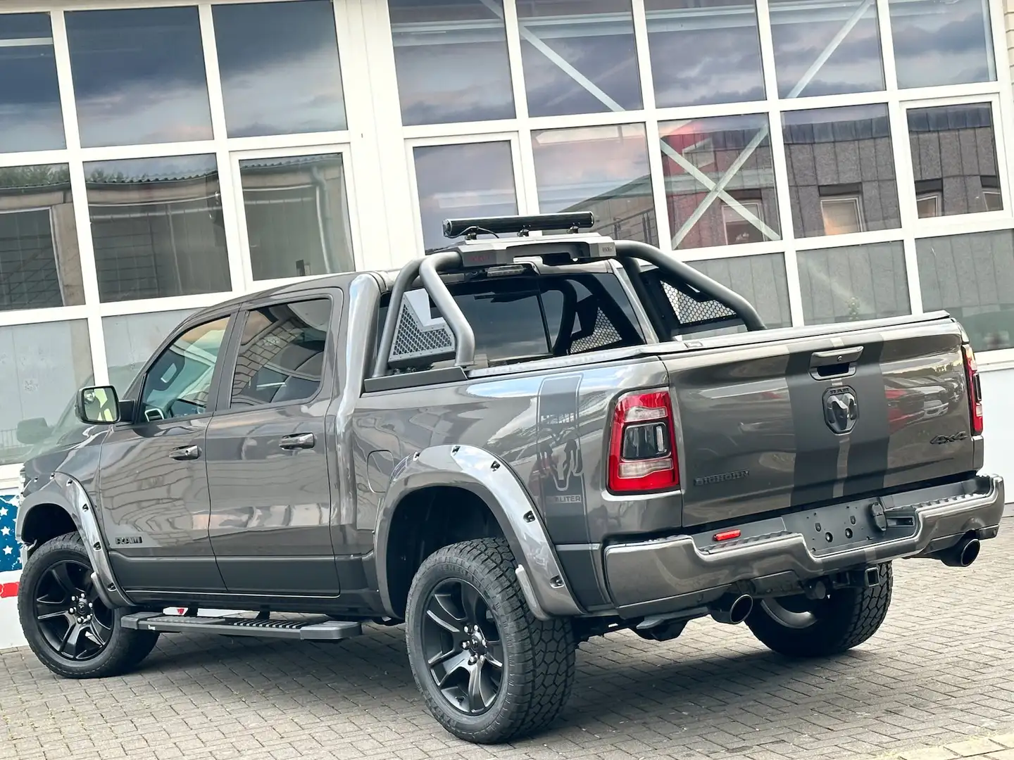 Dodge RAM 1500 Bigh. Offroad 5,7L 4x4 HUD LED Alpine Gris - 2