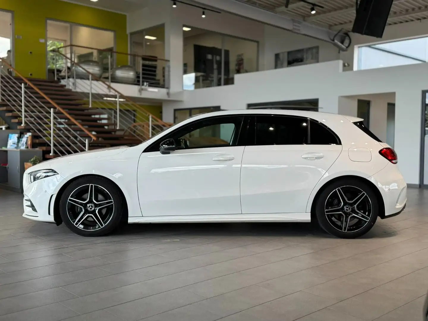 Mercedes-Benz A 200 AMG-Line*Pano*Digital*RFK*LED*SHZ*Ambiente Paars - 2