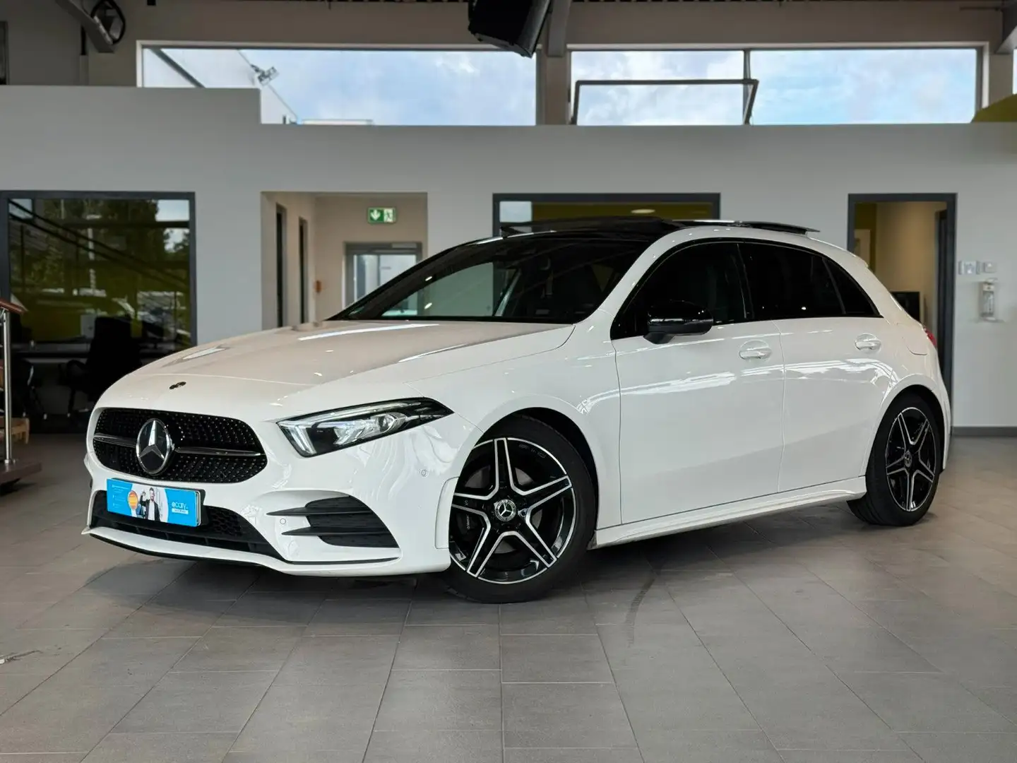 Mercedes-Benz A 200 AMG-Line*Pano*Digital*RFK*LED*SHZ*Ambiente Paars - 1