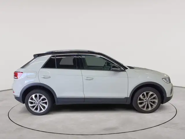 Volkswagen T-Roc view 3