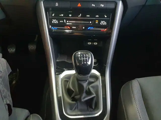 Volkswagen T-Roc view 10