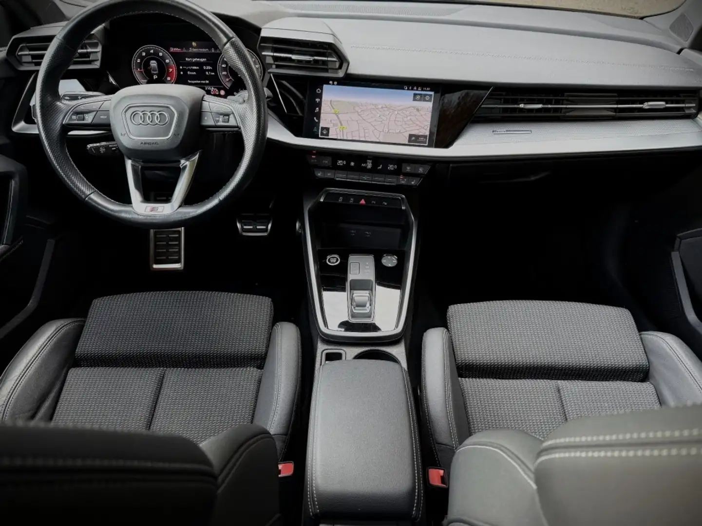 Audi A3 Sedan 1.5 Tfsi Aut 2xS line panorama/19 inch/camer Grijs - 2