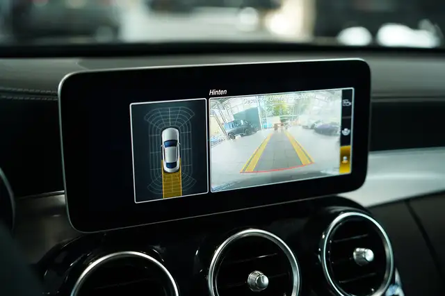 Mercedes-Benz C-Class view 4