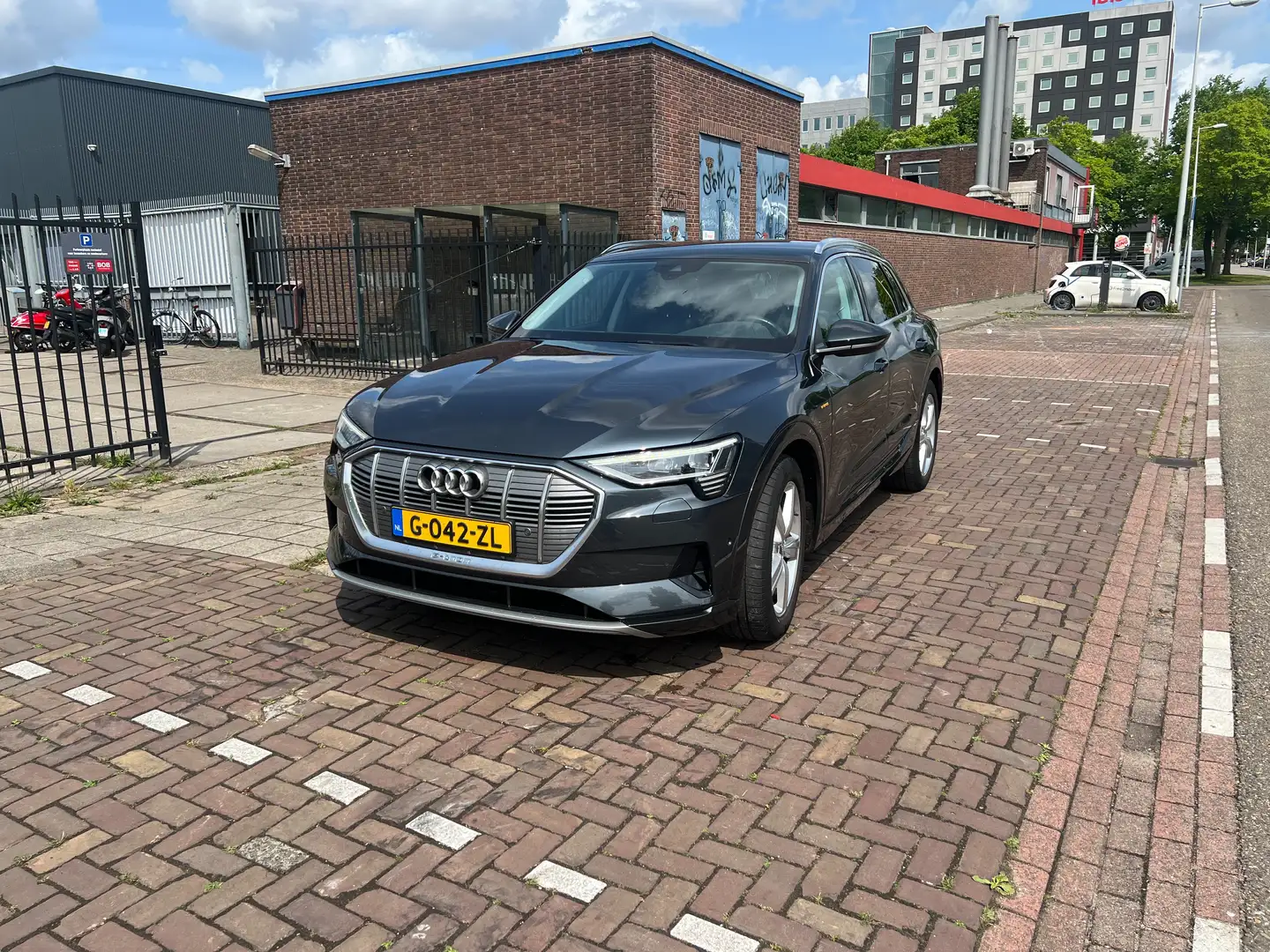 Audi e-tron e-tron q L Edition Šedá - 2