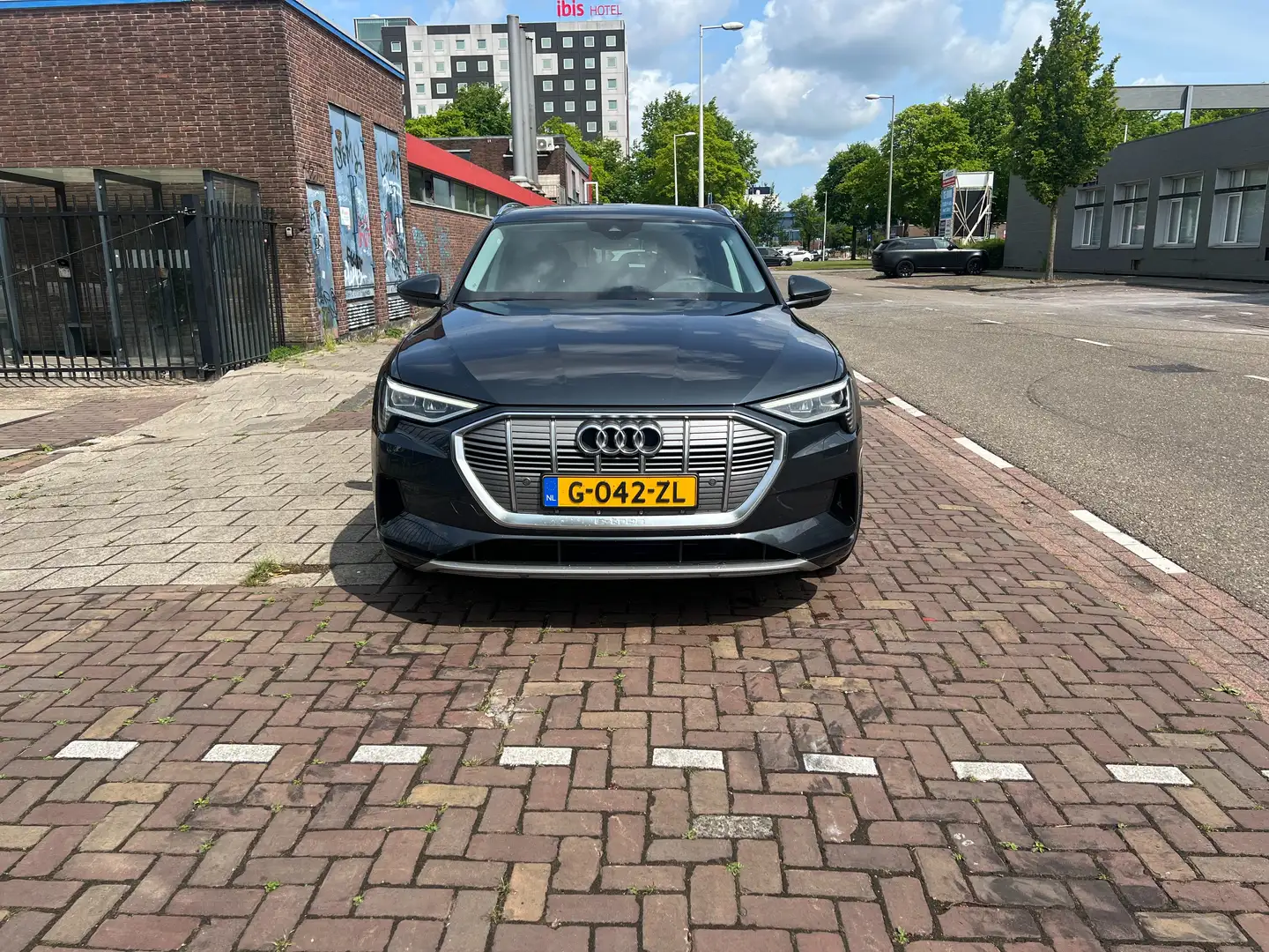 Audi e-tron e-tron q L Edition Šedá - 1