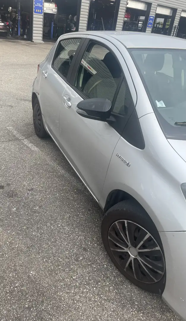 Toyota Yaris Hybride Gris - 2
