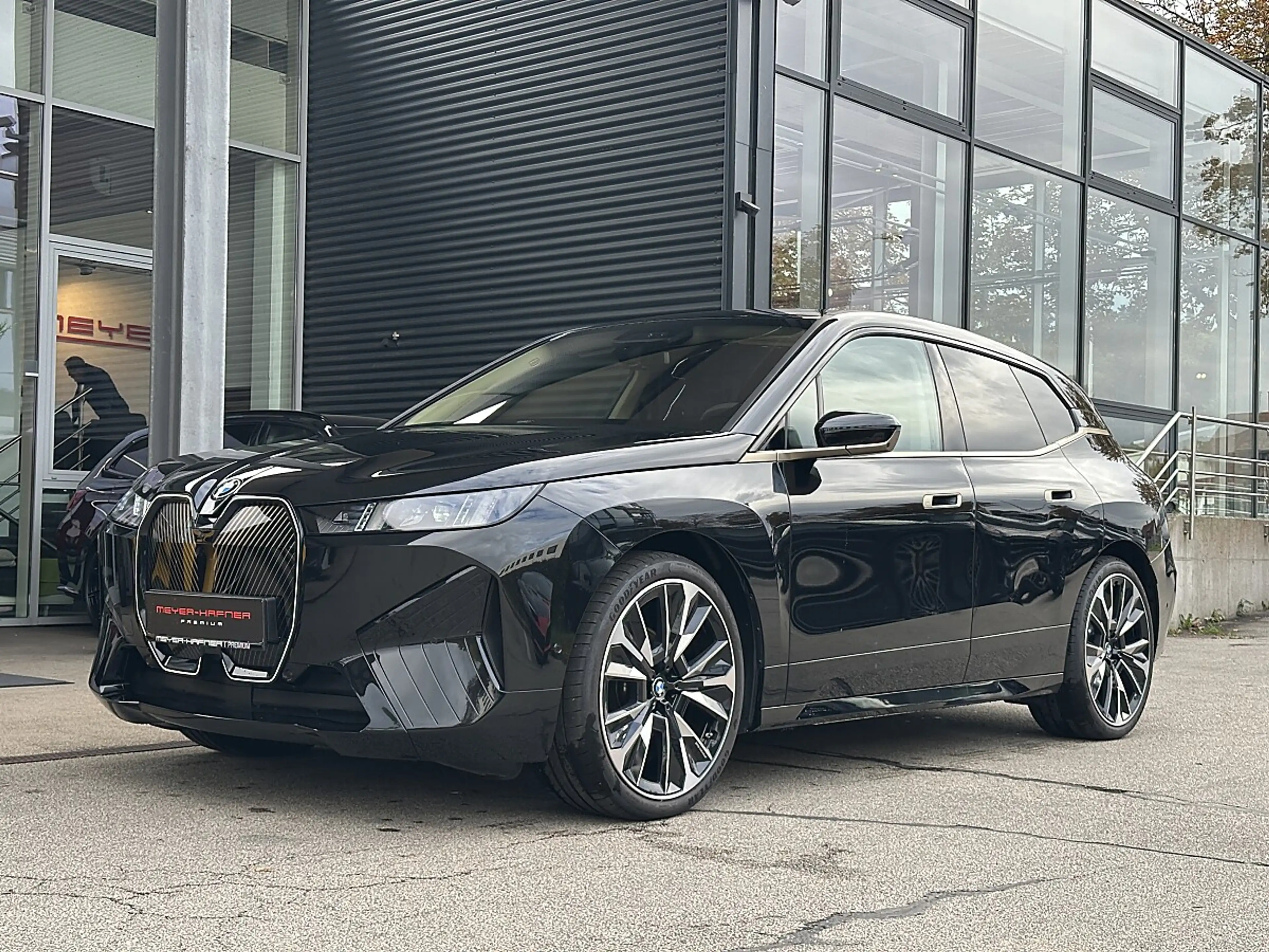 BMW iX xDrive45 101kWh / FACELIFT — photo 2