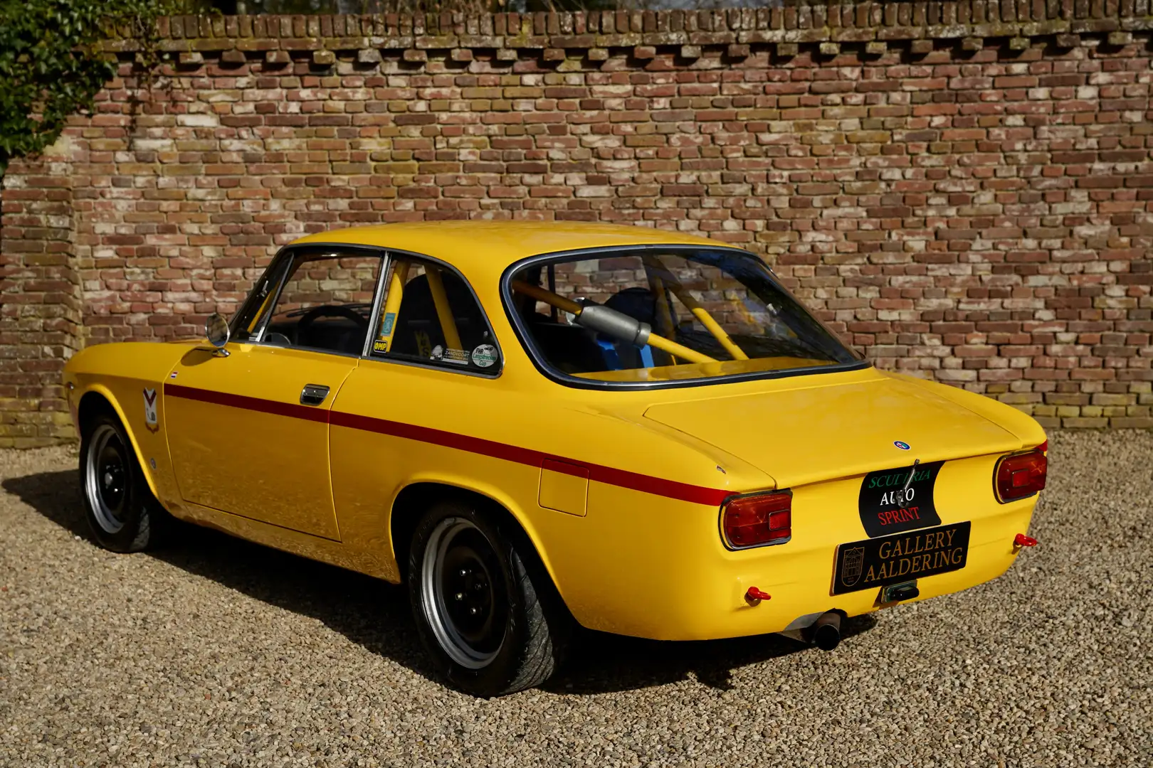 Alfa Romeo Giulia Sprint GT 1600 "Scuderia" Since several decades in Жовтий - 2