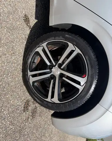 Peugeot 208 view 10
