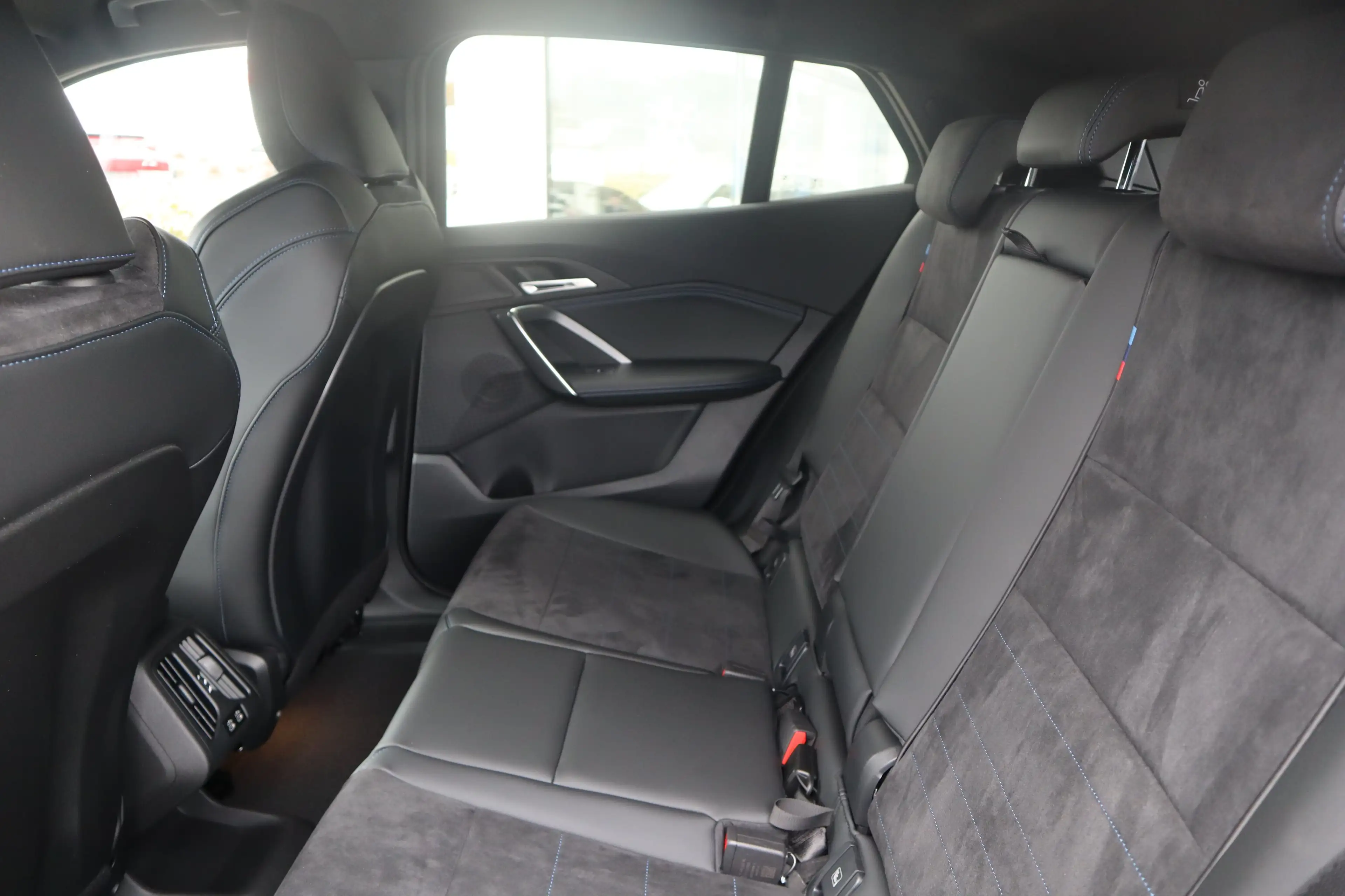 BMW iX2 eDrive20 M Sport/AHK/HeadUp/DAB/LED/SHZ RFK — photo 6