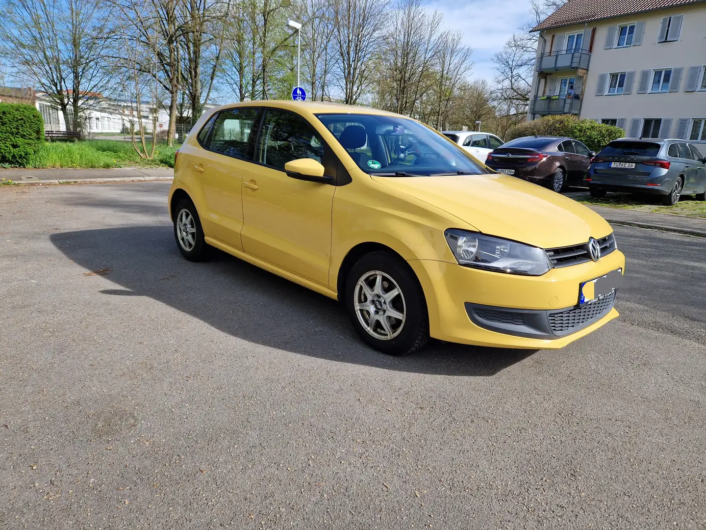 Volkswagen Polo 1.4l *8-fach bereift*Bluetooth*PDC hinten* Yellow - 2