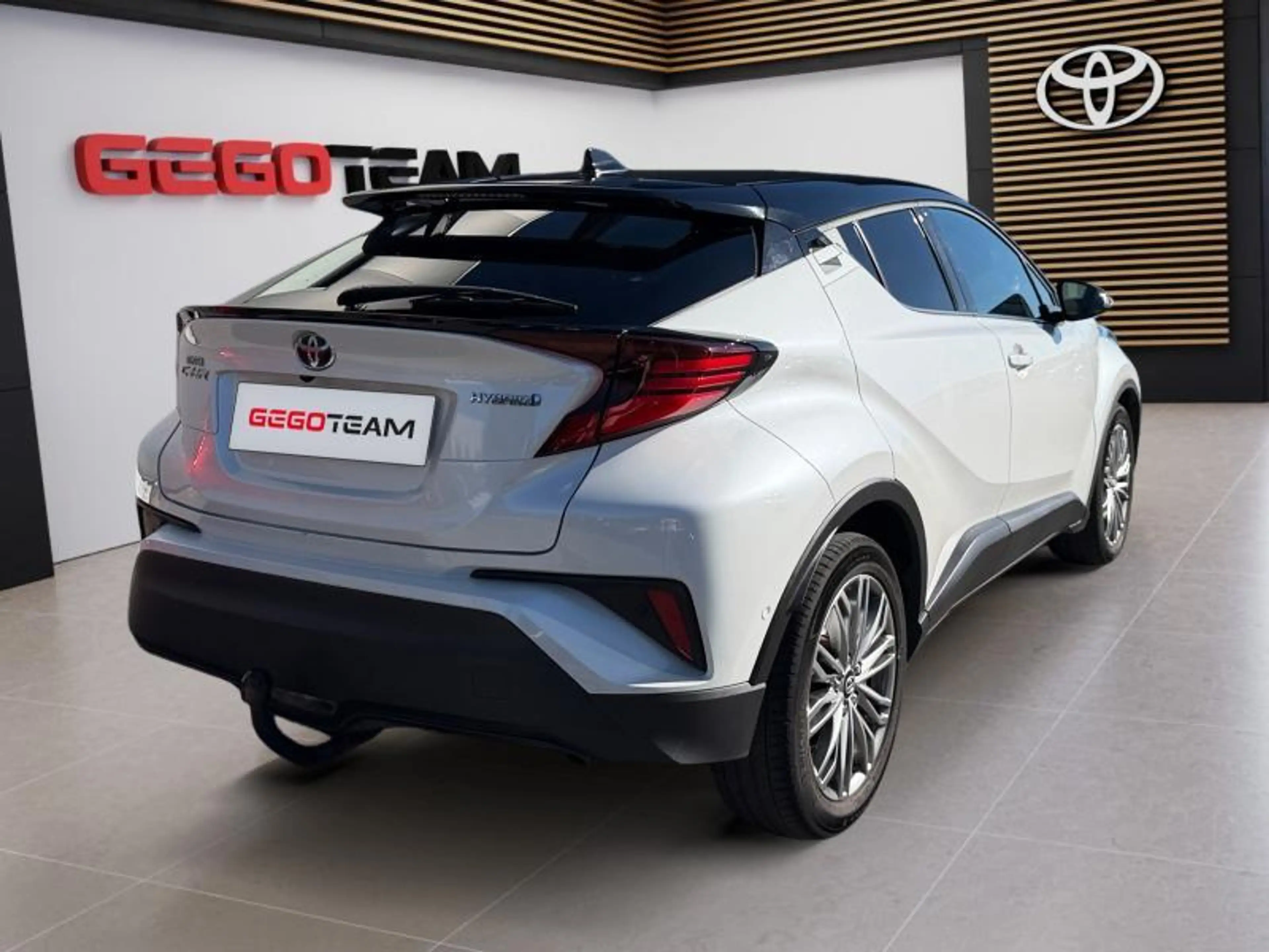 Toyota C-HR C-HIC Bi-Tone — photo 6