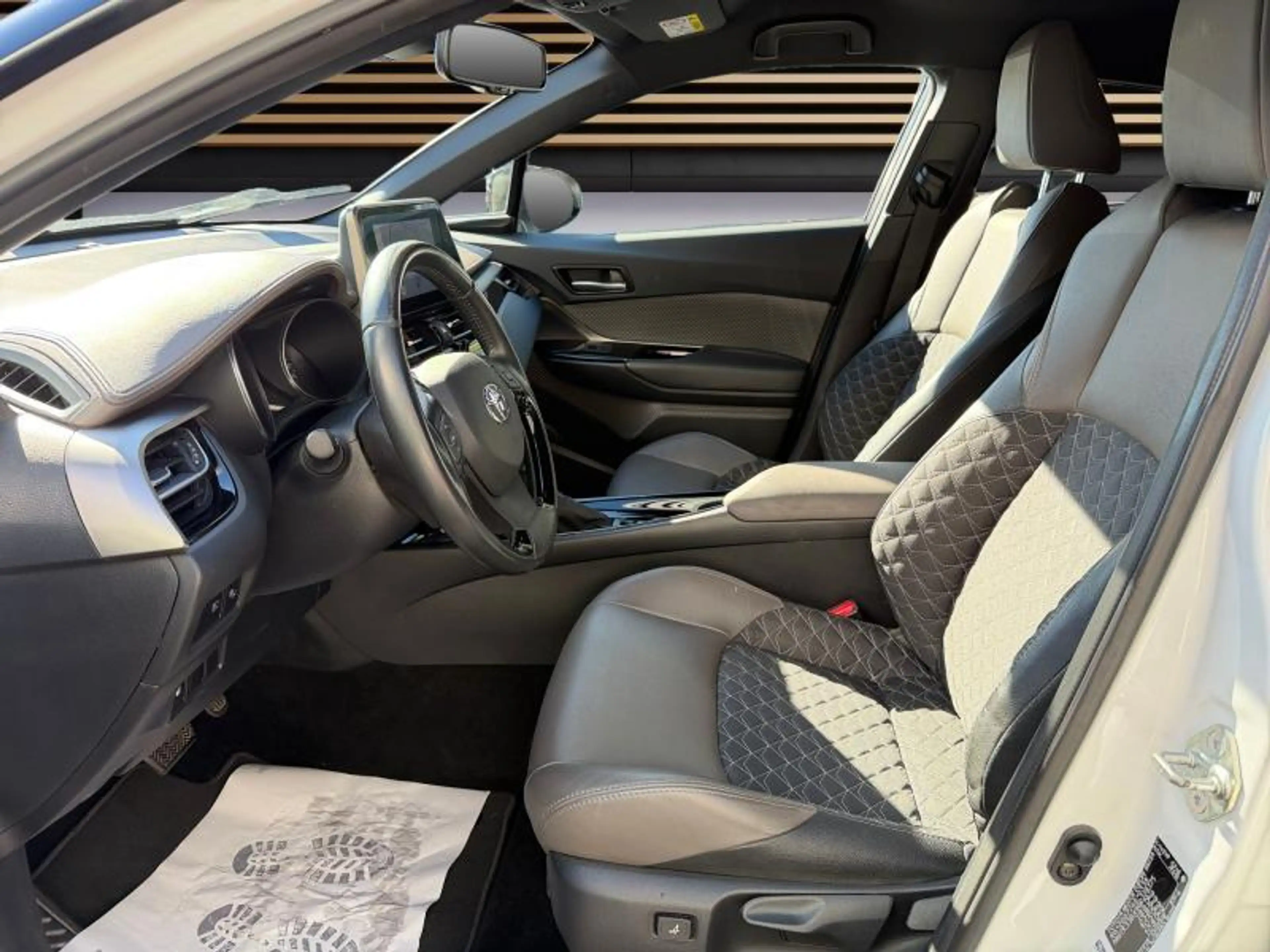 Toyota C-HR C-HIC Bi-Tone — photo 10