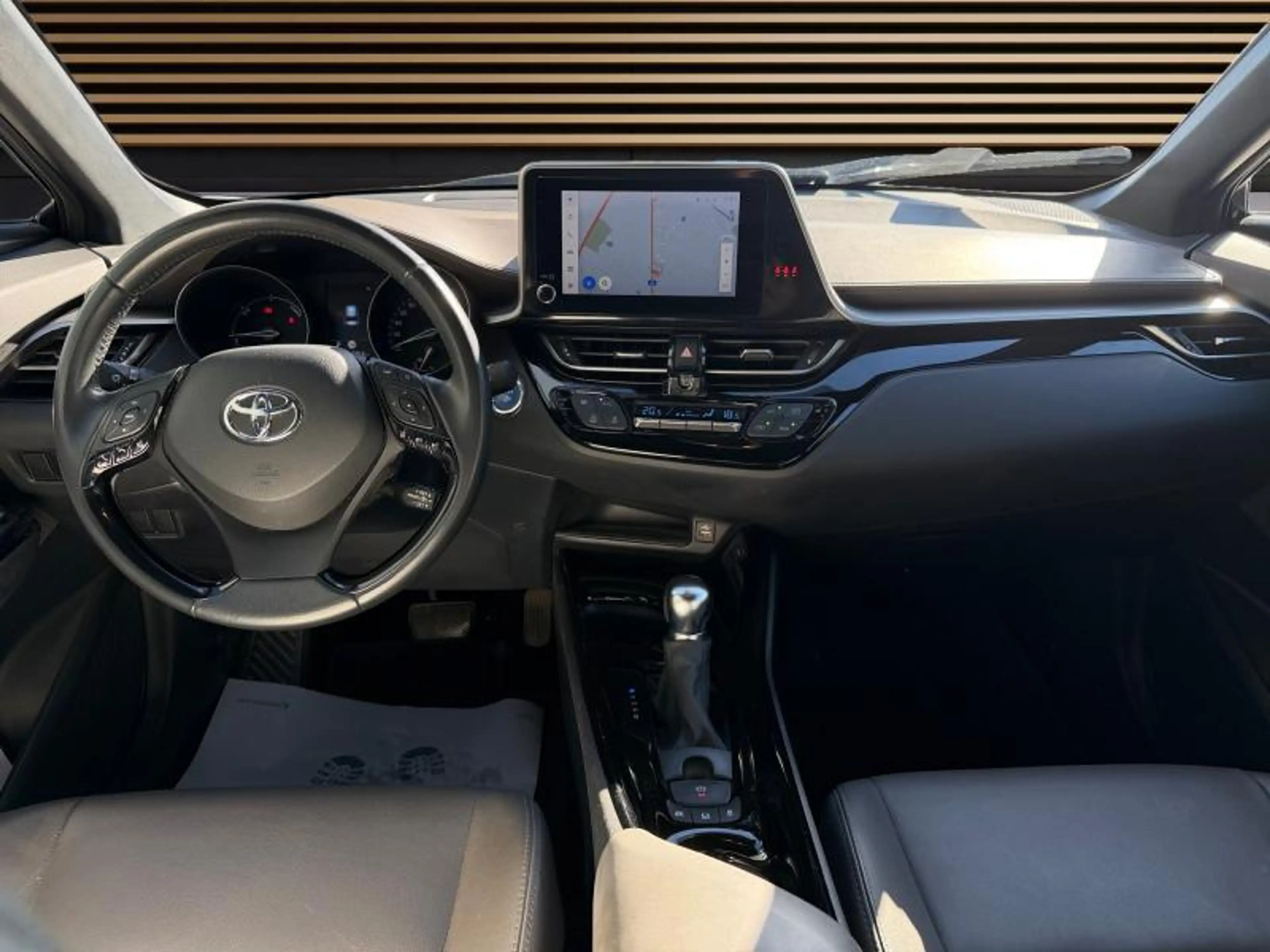 Toyota C-HR C-HIC Bi-Tone — photo 13