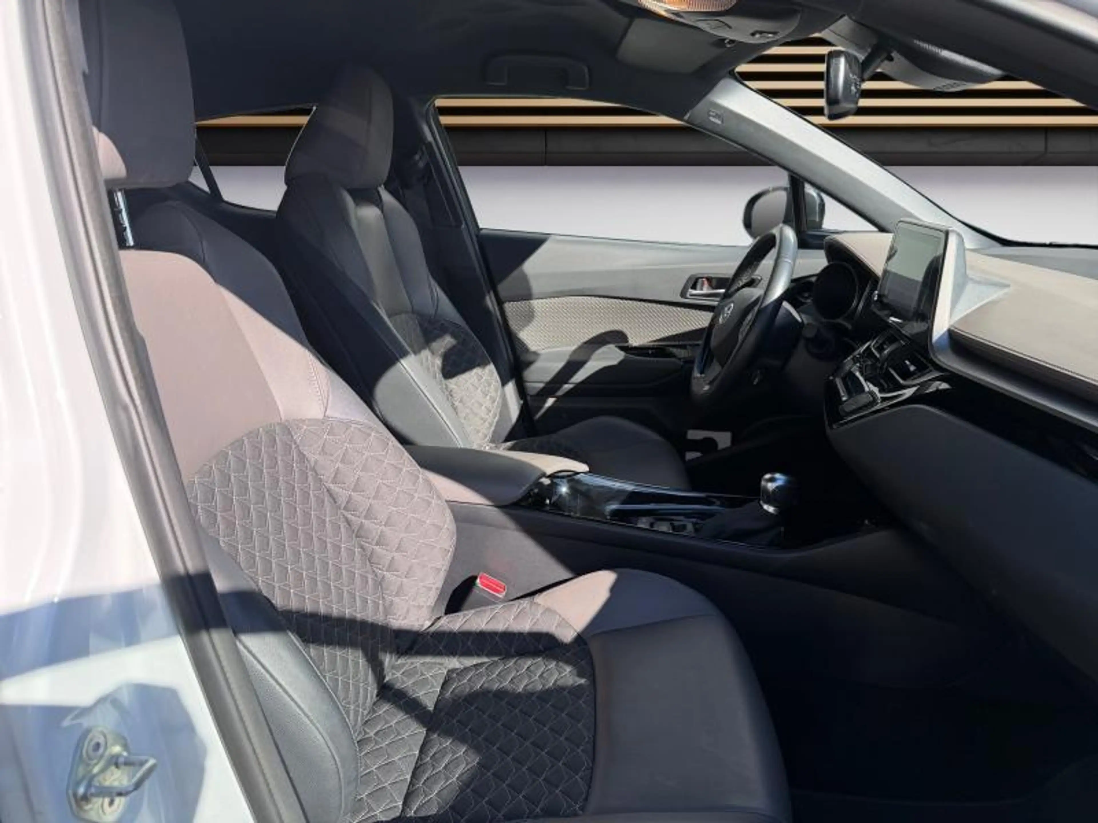 Toyota C-HR C-HIC Bi-Tone — photo 11