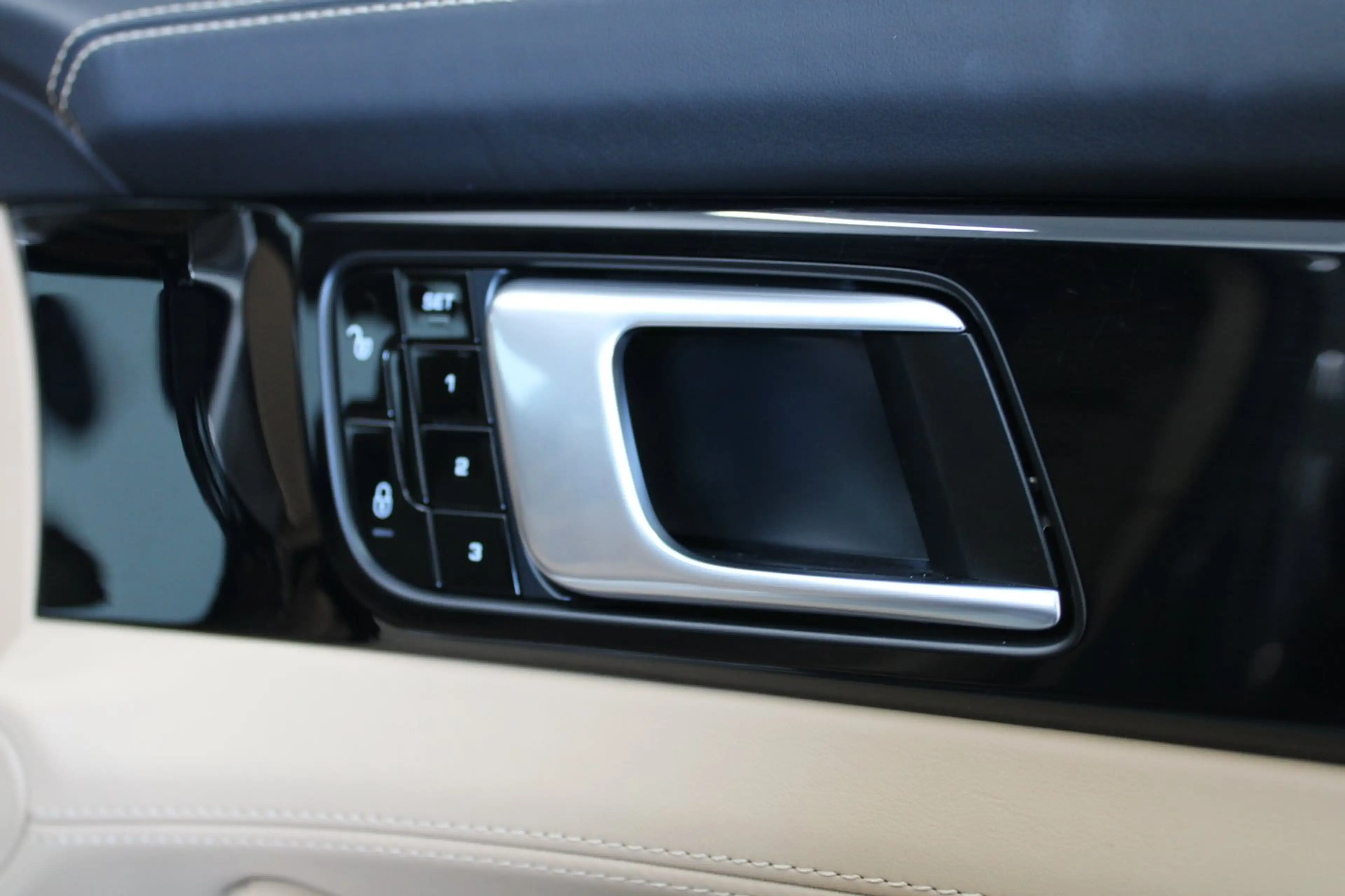 Porsche Panamera 4 E-Hybrid II — photo 15