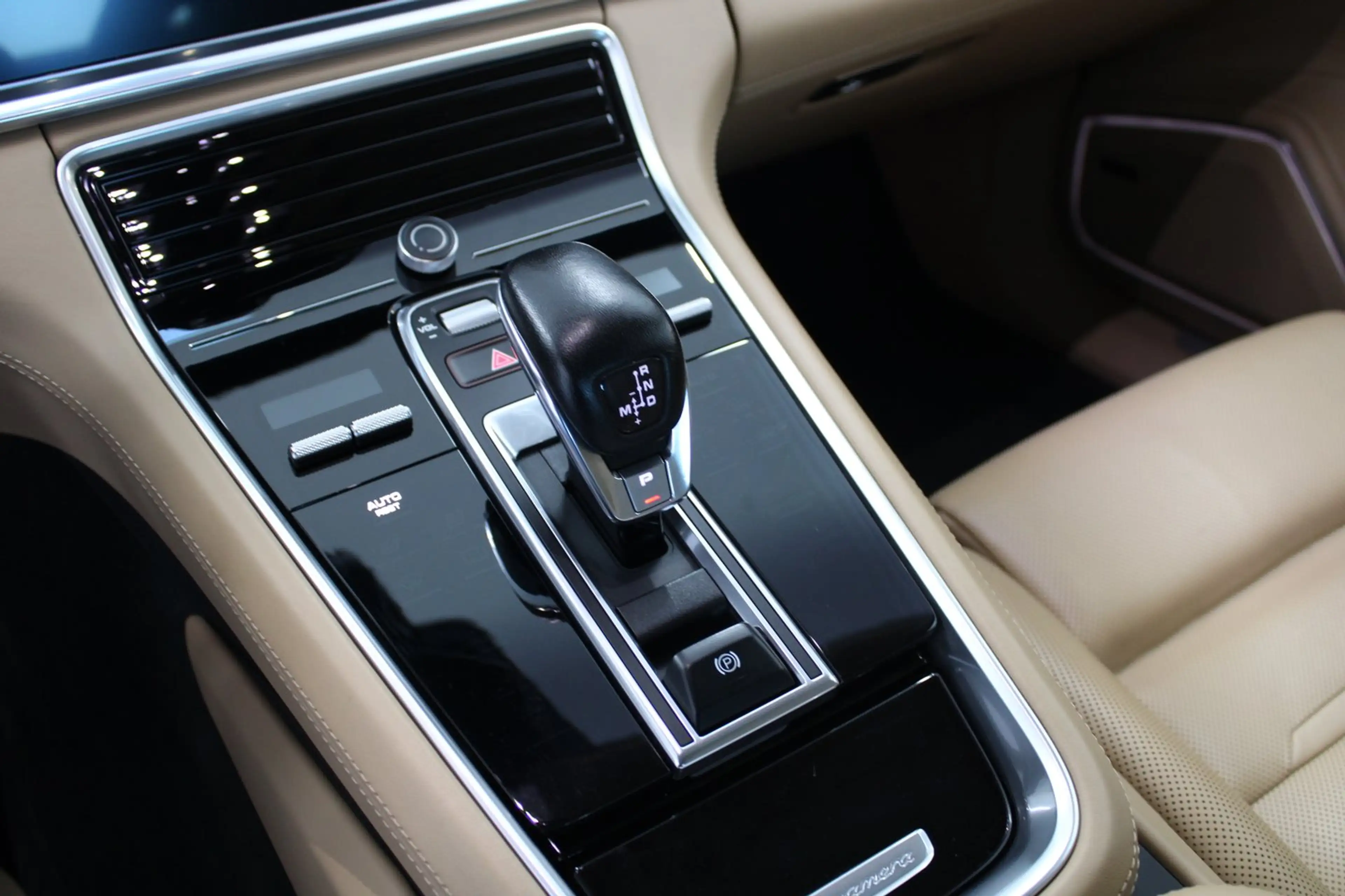 Porsche Panamera 4 E-Hybrid II — photo 13