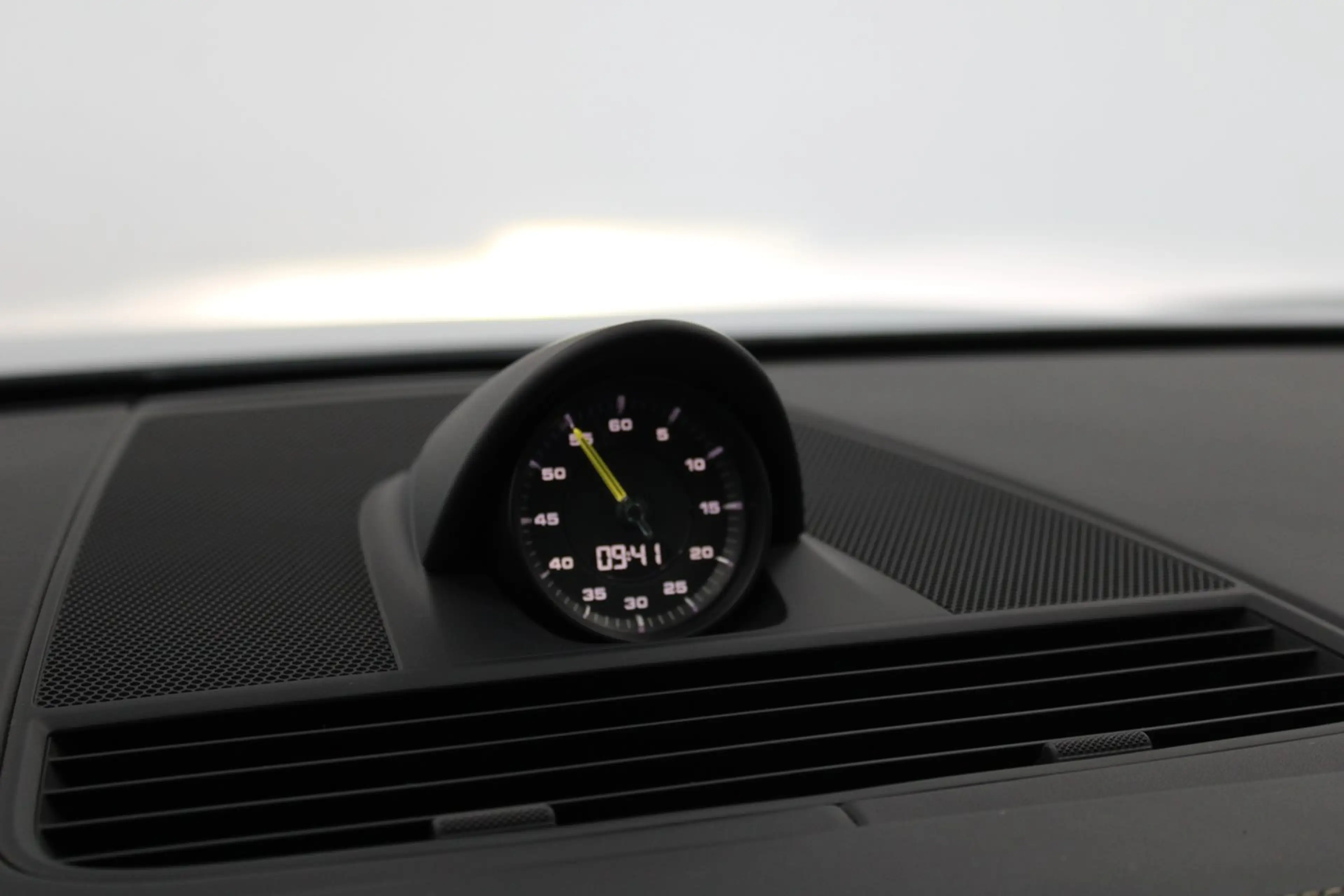 Porsche Panamera 4 E-Hybrid II — photo 9