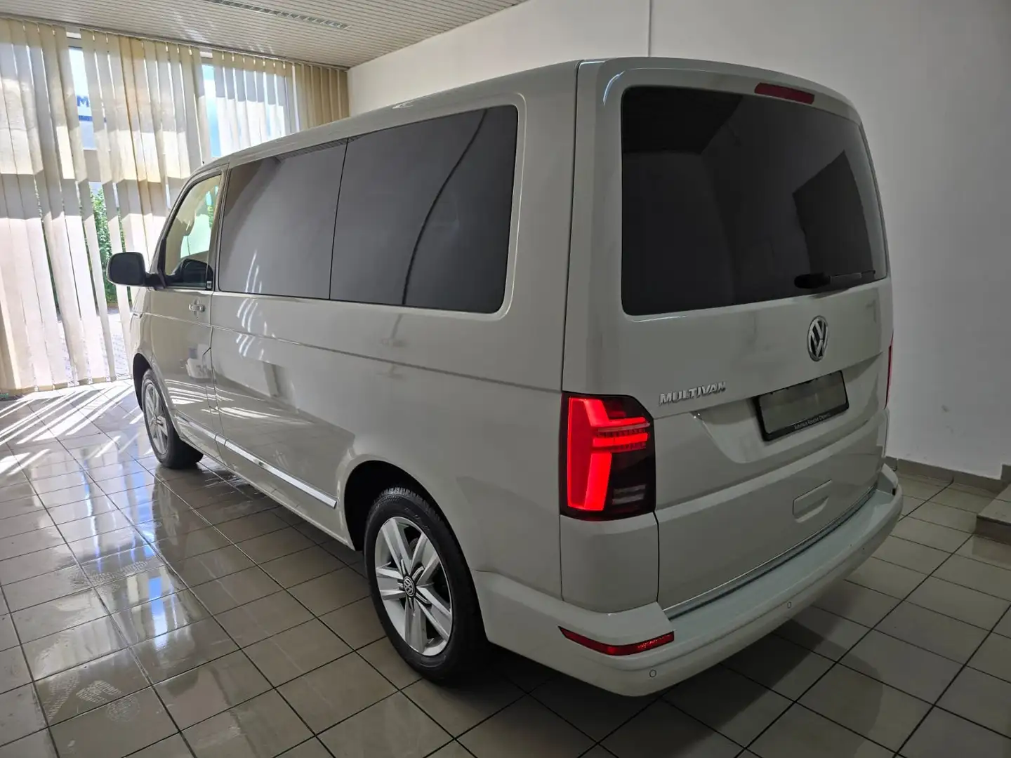 Volkswagen T6.1 Multivan Generation Six LED Leder Virtual ACC 7 Sitzer Gris - 2