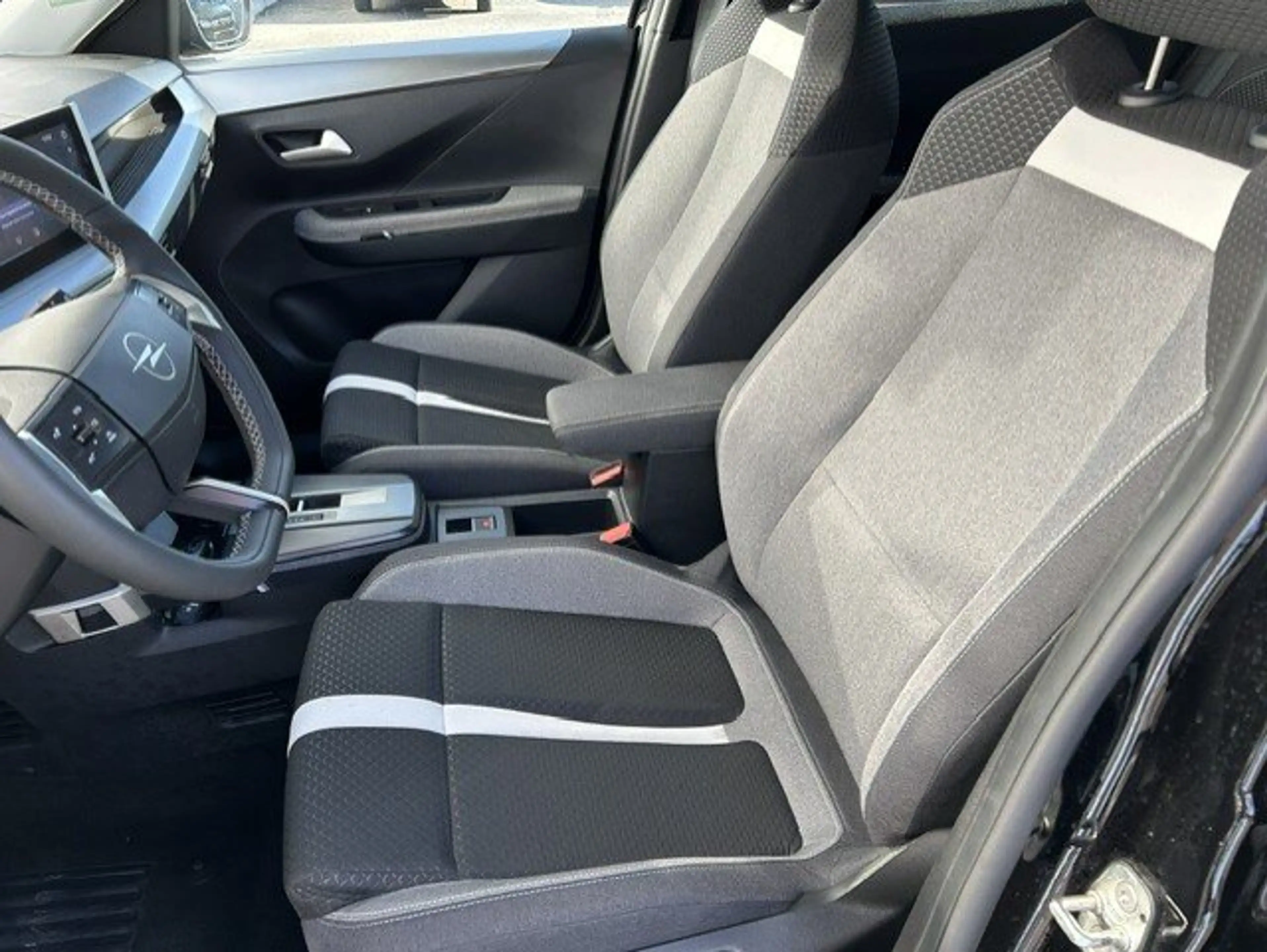 Opel Frontera GS 1.2T Hybrid 145pk — photo 11