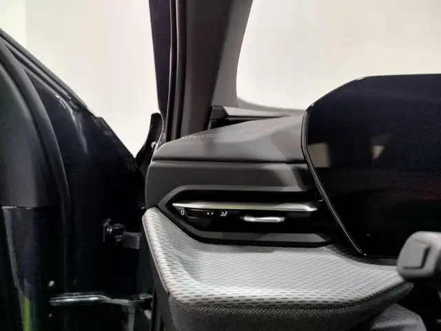 Audi Q5 view 12
