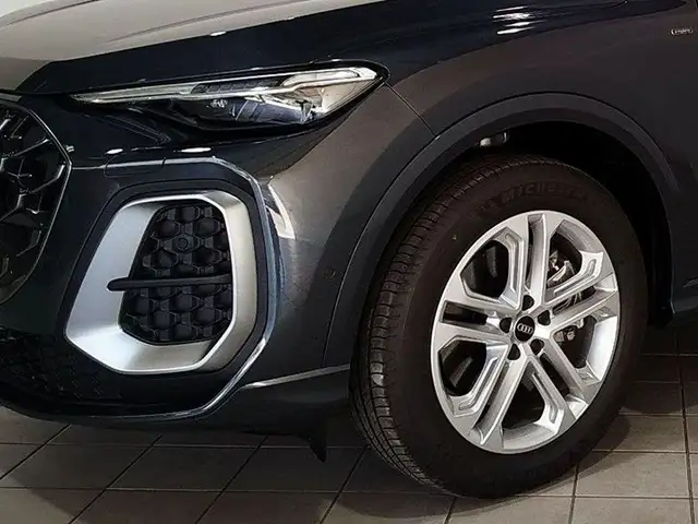 Audi Q5 view 6