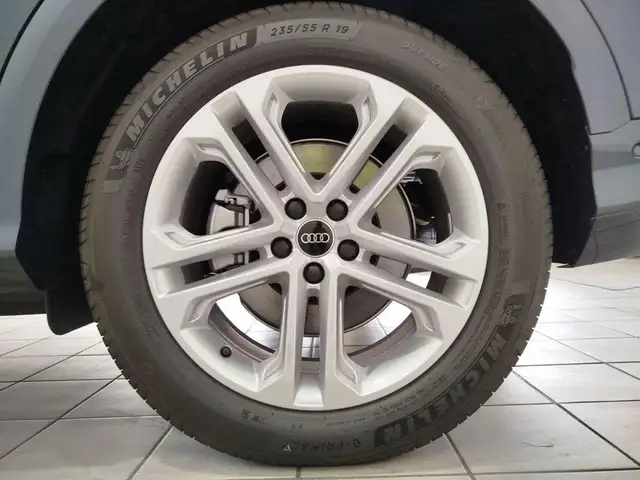 Audi Q5 view 11