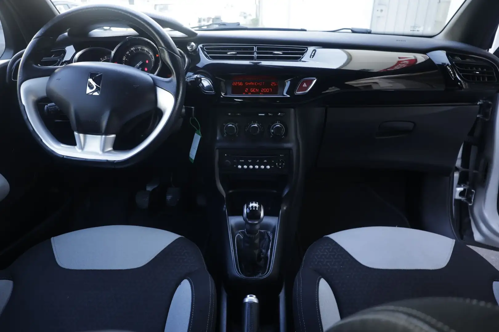 DS Automobiles DS 3 DS3 1.4 VTi 95 Chic unicoproprietario Silber - 2