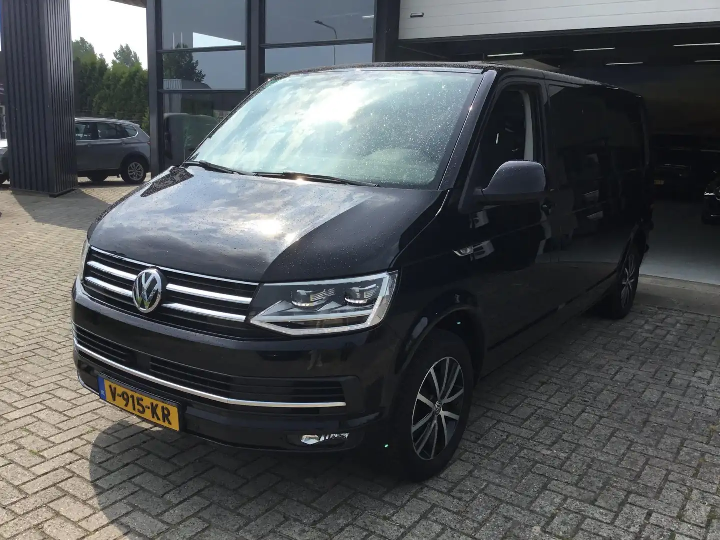 Volkswagen Transporter 2.0 TDI L2H1 DC, KOELBUS Zwart - 1