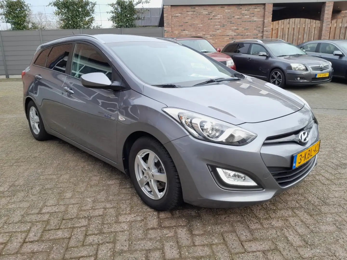 Hyundai i30 1.6 GDI Wagon i-Motion NL-auto Airco Cruise Trekha Gris - 2