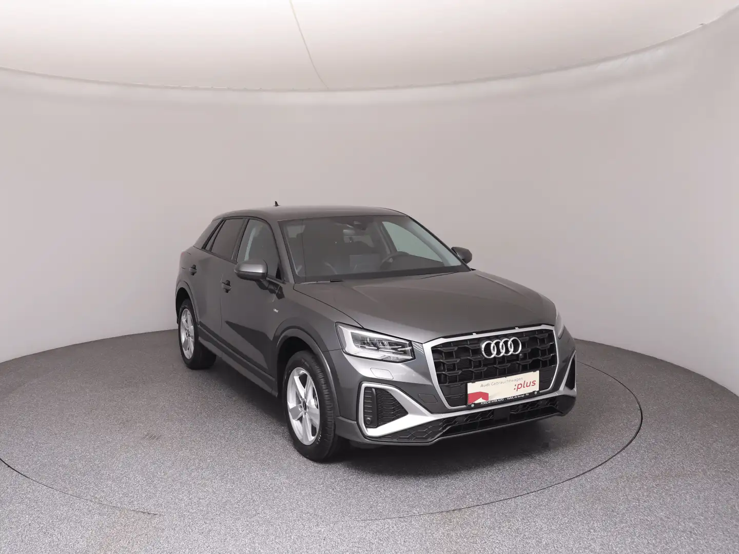 Audi Q2 30 TFSI S line Grau - 2