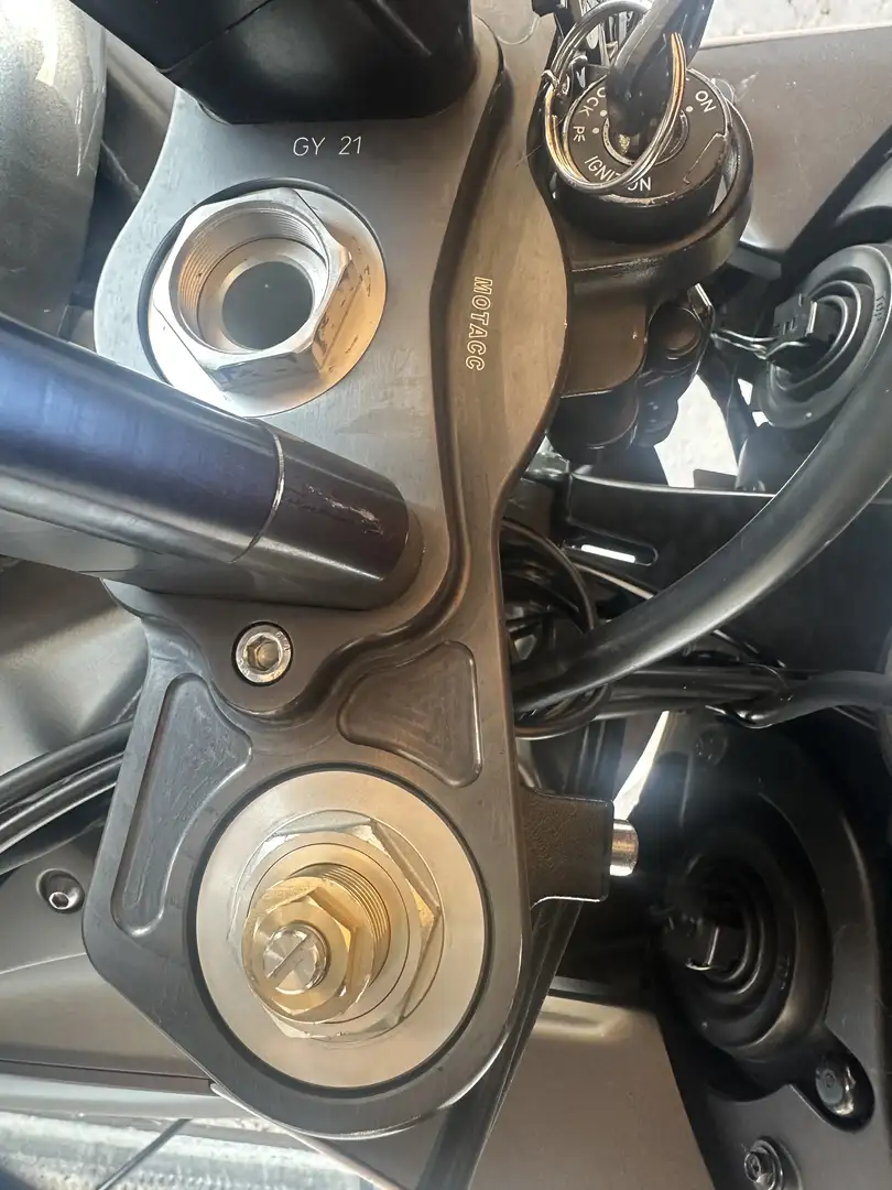 Yamaha YZF-R1 RN09 Silber - 1