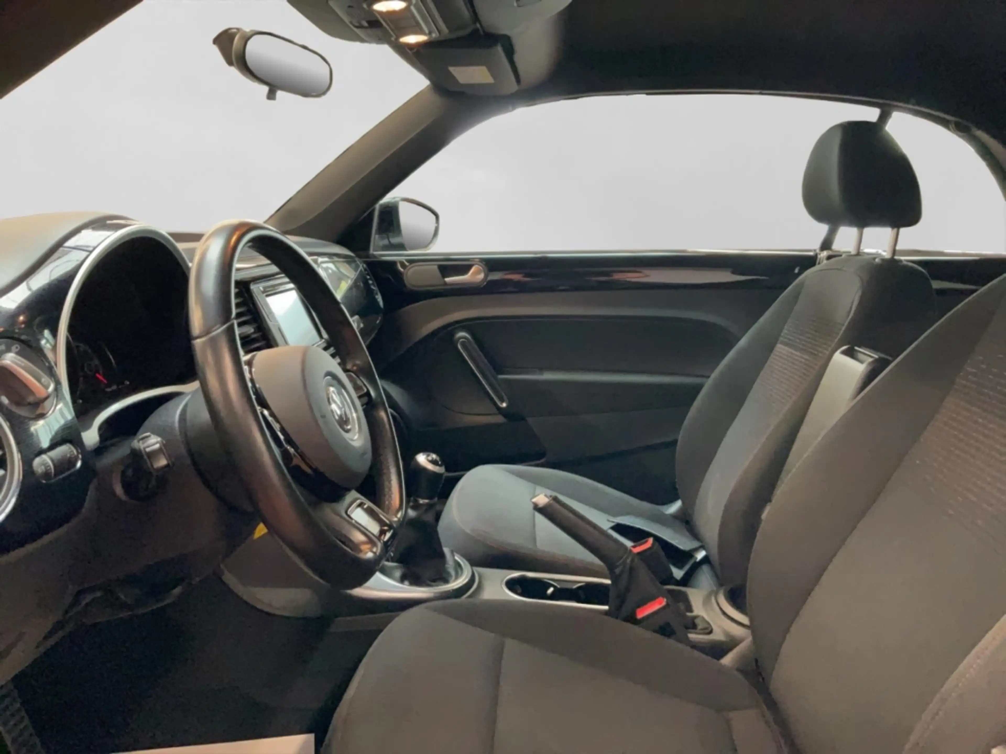 Volkswagen Beetle Cabrio 1.2 TSI Sound Alu PDC App-Connect Temp. Sit — photo 8