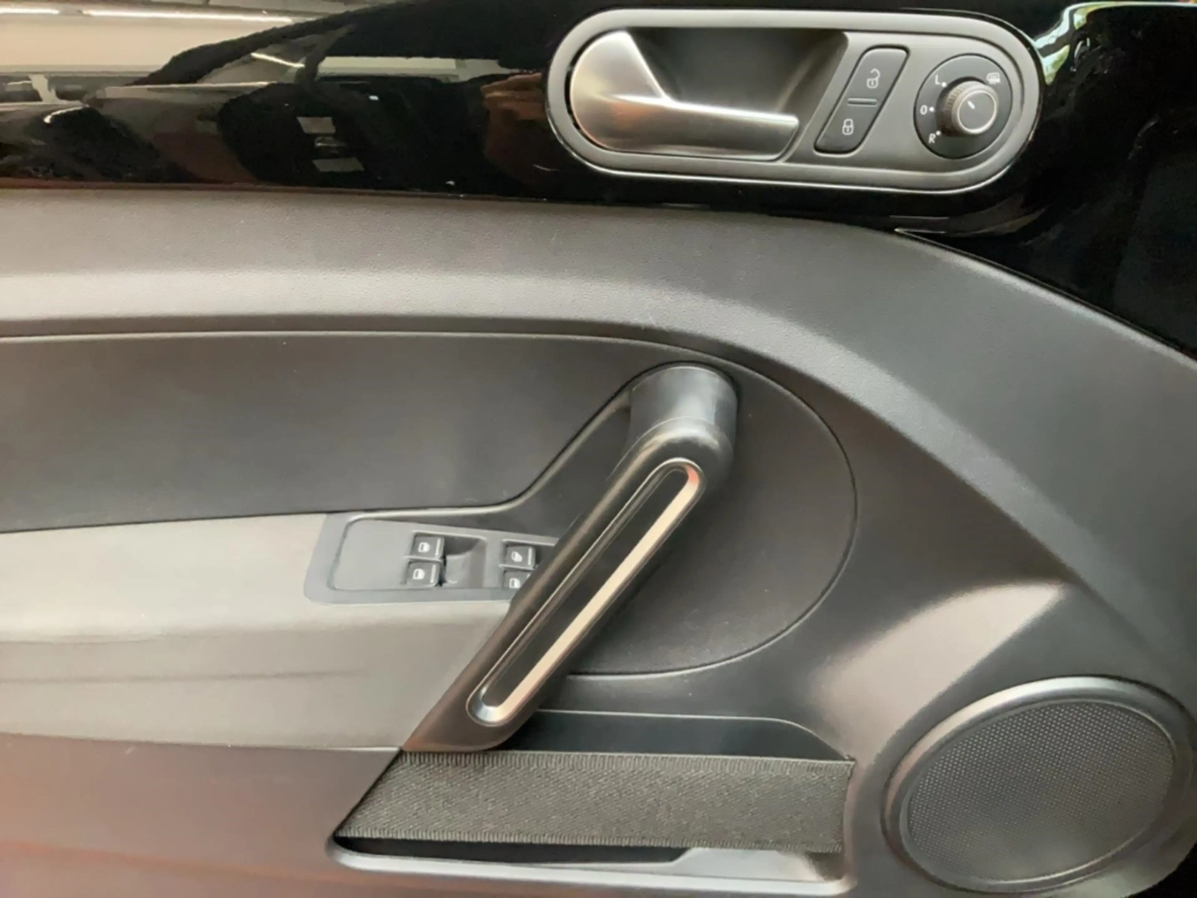 Volkswagen Beetle Cabrio 1.2 TSI Sound Alu PDC App-Connect Temp. Sit — photo 11
