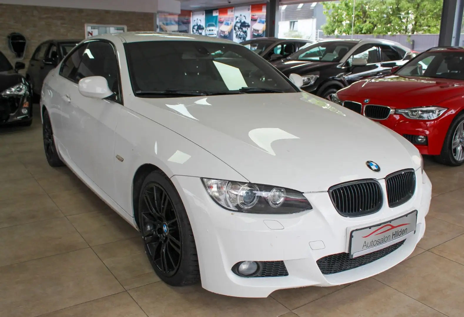BMW 330 i Coupe M-Paket Navi Prof HiFi Xenon PDC 19" Weiß - 1