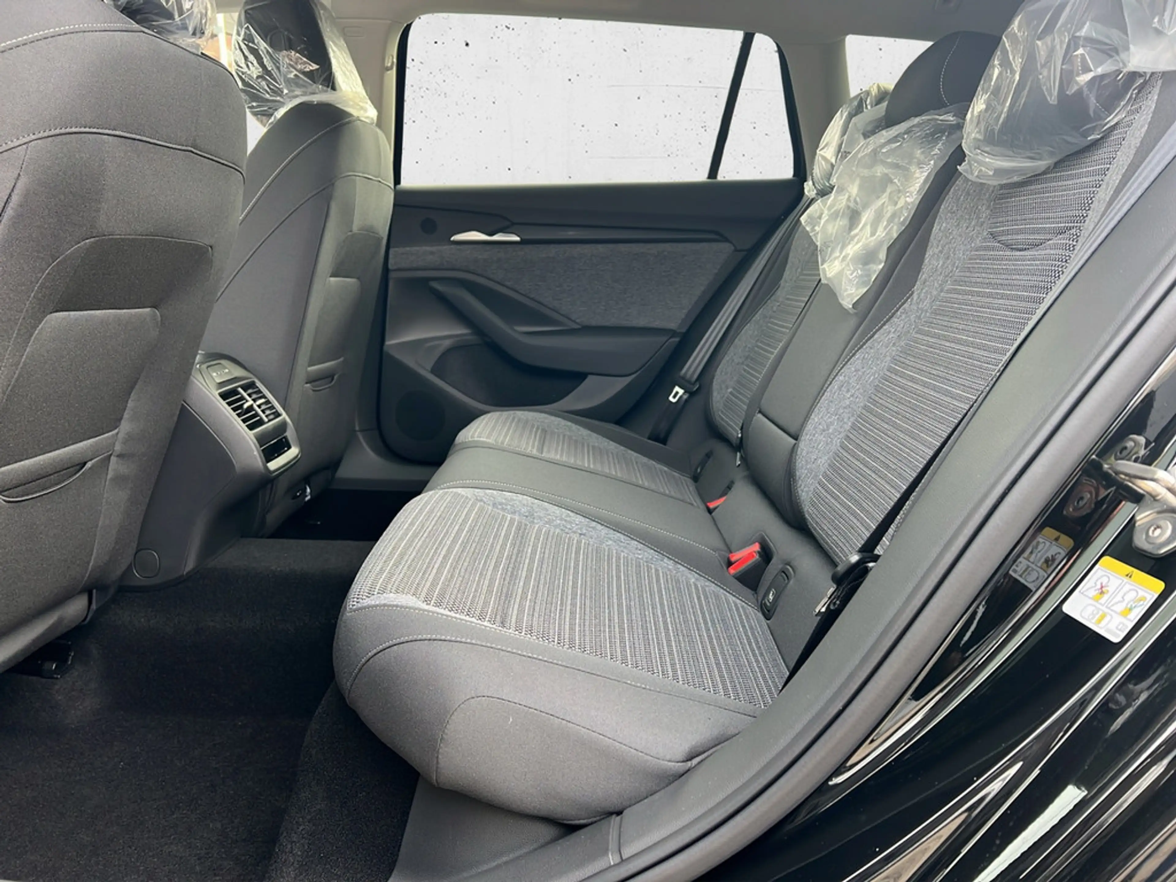 Skoda Superb Combi 1.5 TSI Selection AHK ACC LED — photo 11