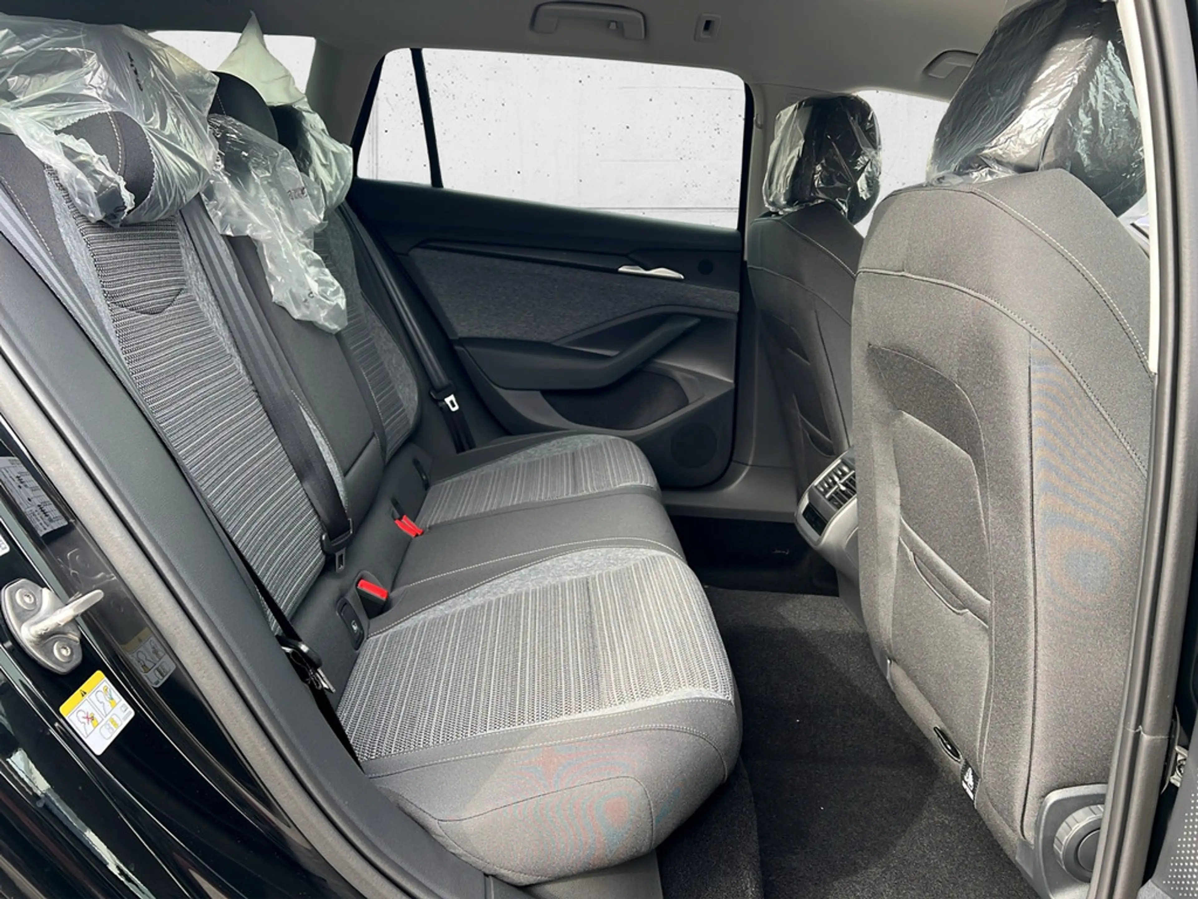 Skoda Superb Combi 1.5 TSI Selection AHK ACC LED — photo 12