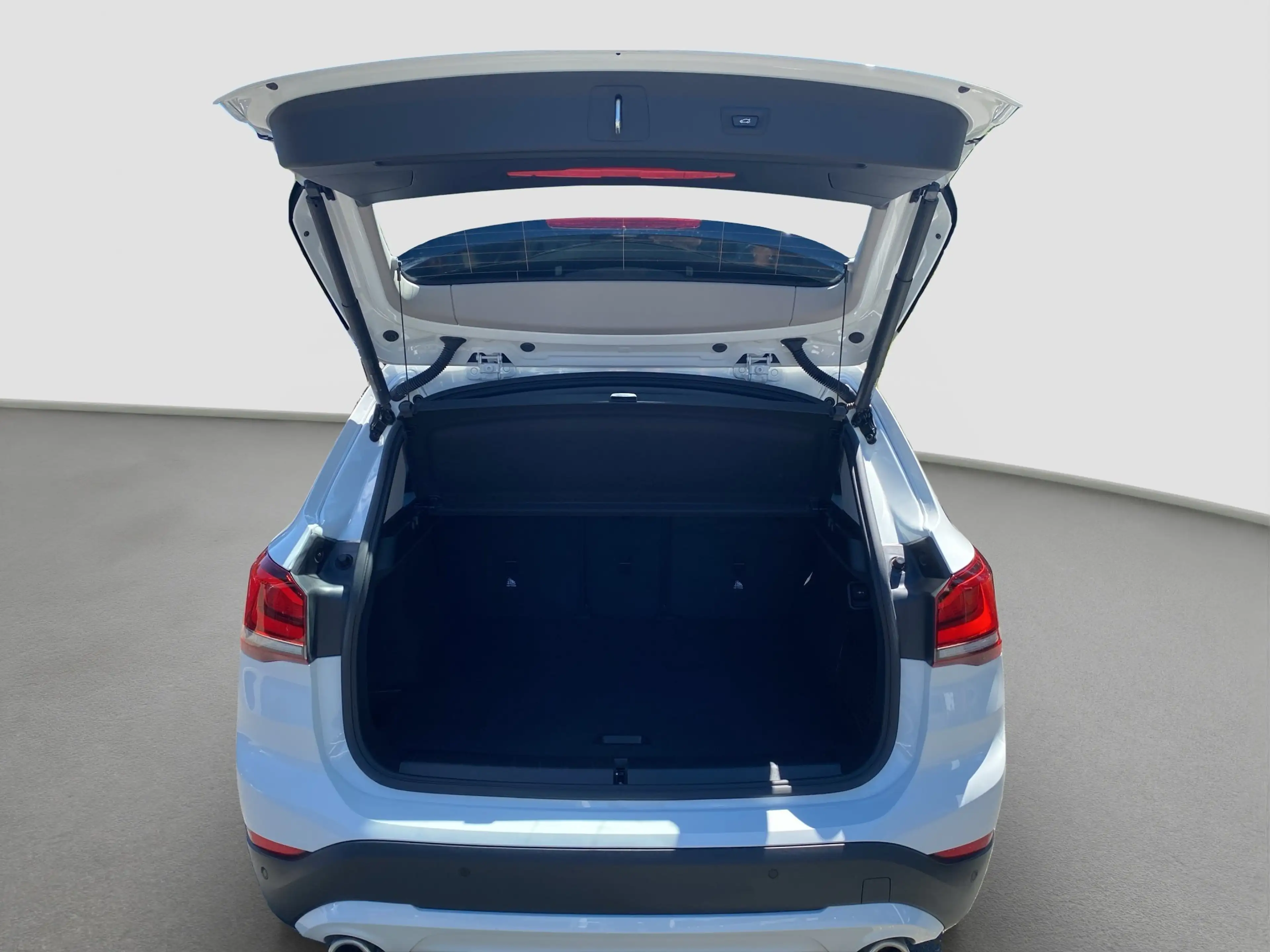 BMW X1 xDrive 20i Advantage LED Tempo Navi ParkAss — photo 10