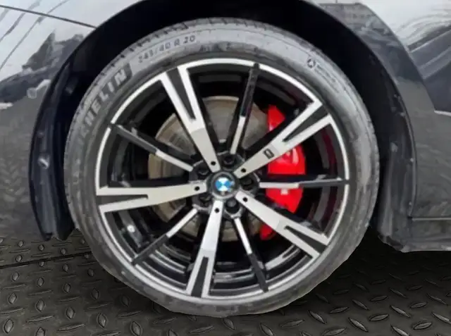 BMW 5 Series view 4