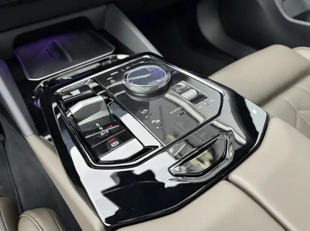 BMW 5 Series view 8