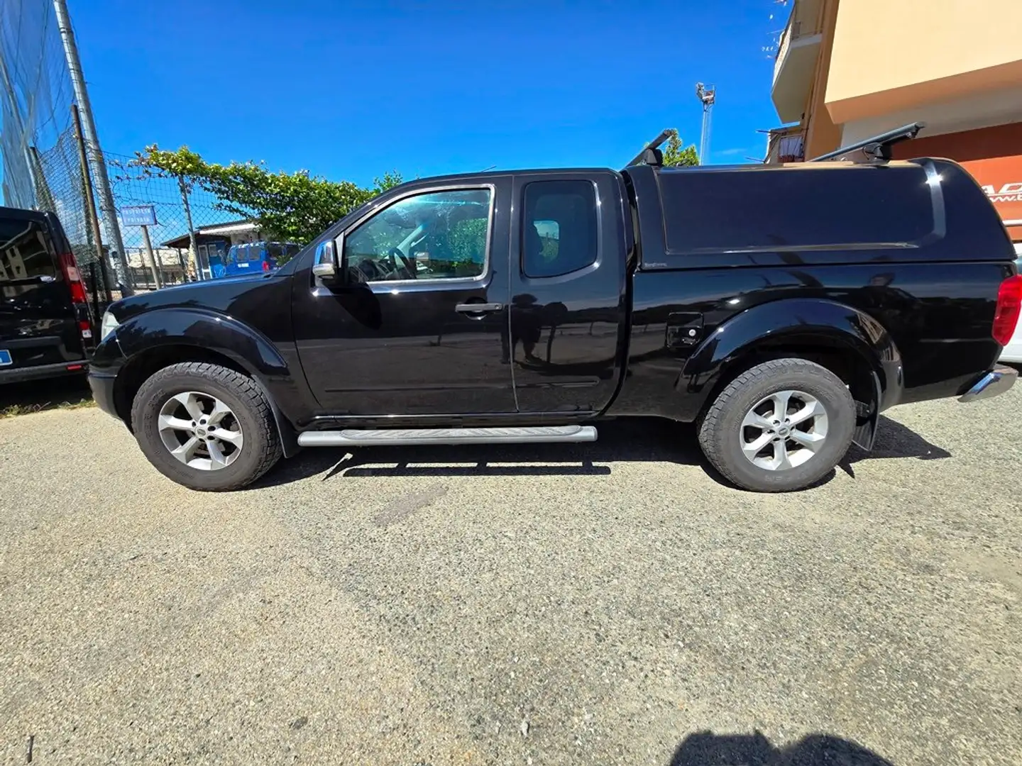 Nissan Navara NAVARA KING CAB 2.5 DCI 171CV "LE" CON HARD TOP Nero - 2