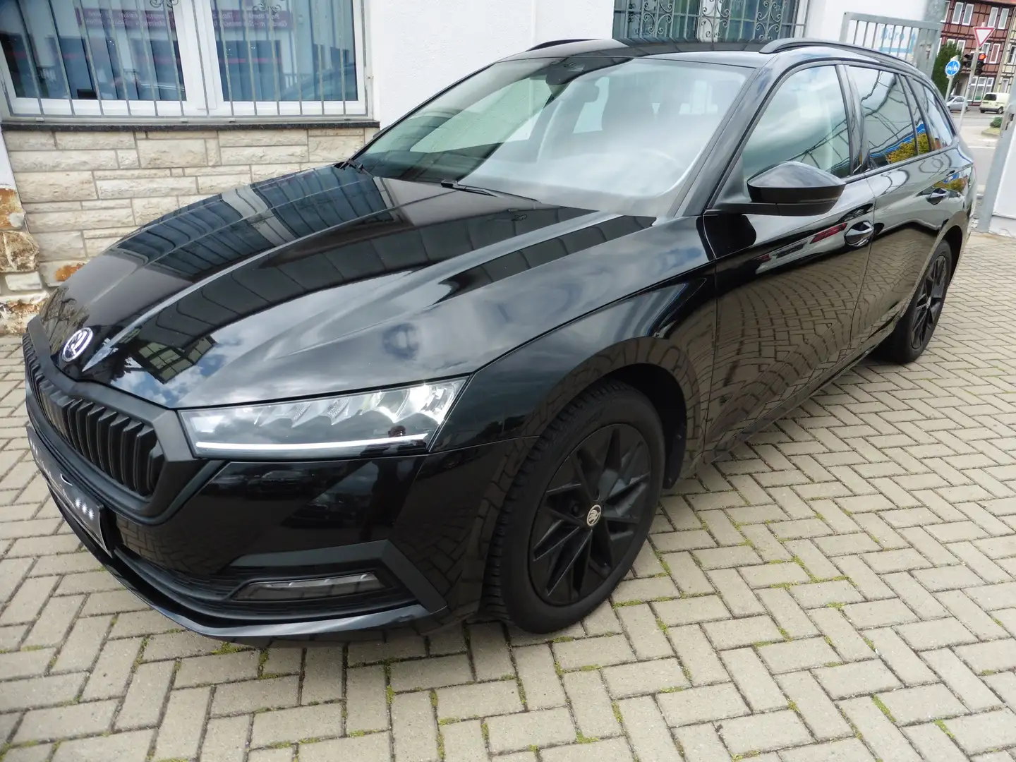 Skoda Octavia 1,0 Ambition*LED*NAVI*PDC*Ambiente*Spurhalte... Schwarz - 1
