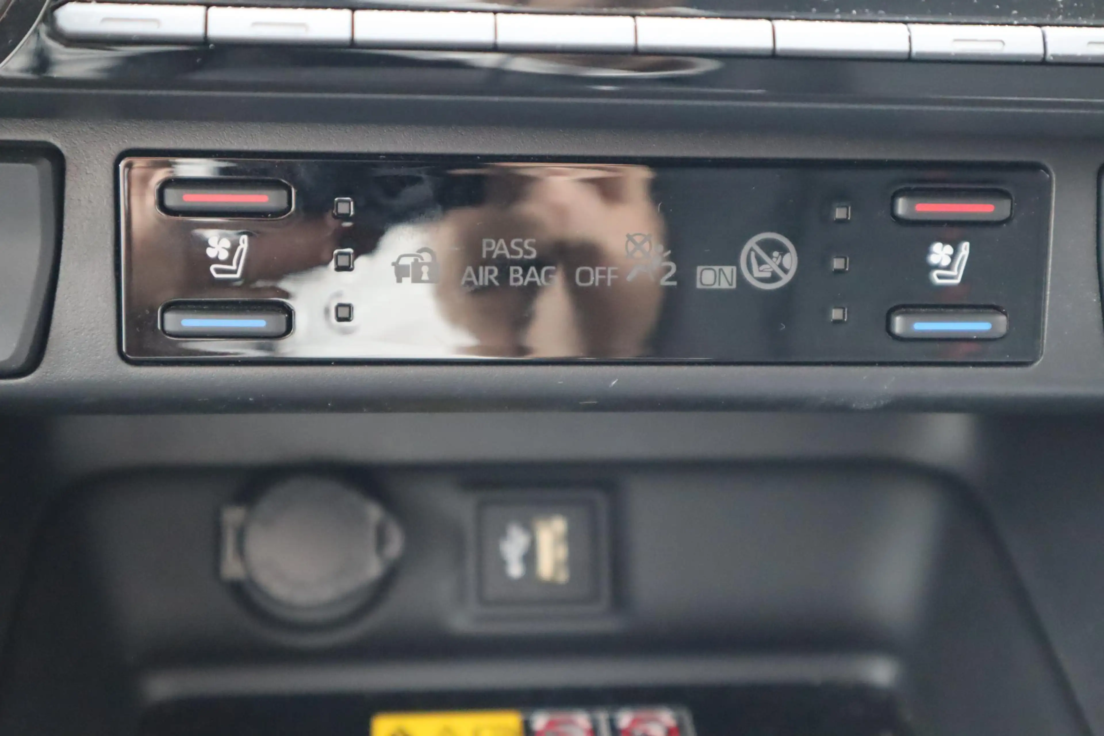 Toyota RAV 4 2.5 Plug-in Hybrid AWD Bi-Tone Plus STOELVERW/VERK — photo 40