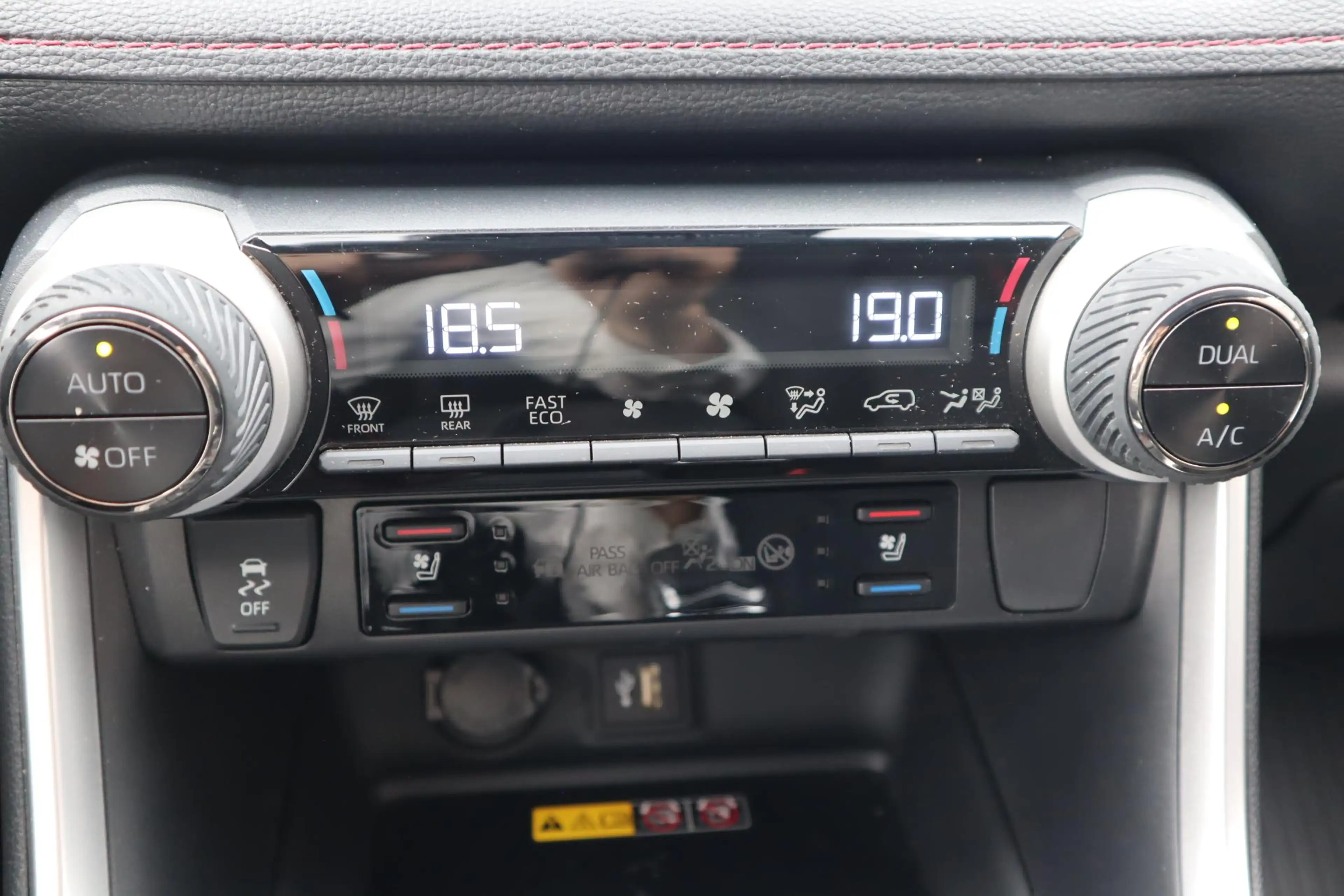 Toyota RAV 4 2.5 Plug-in Hybrid AWD Bi-Tone Plus STOELVERW/VERK — photo 41