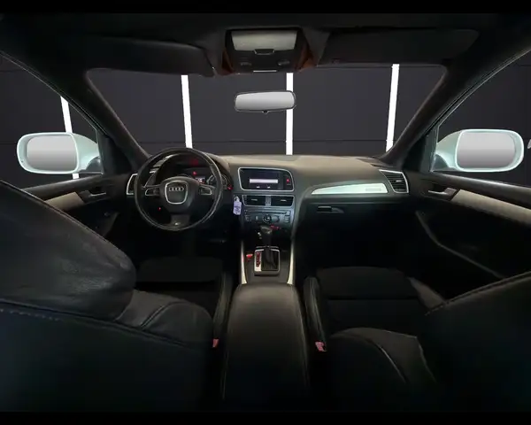 Audi Q5 view 10