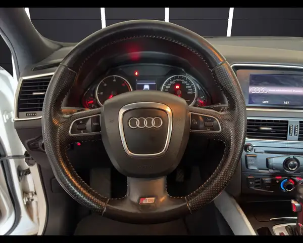 Audi Q5 view 11