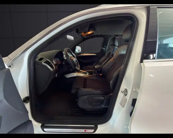 Audi Q5 view 9