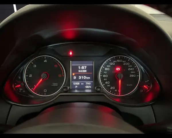 Audi Q5 view 12